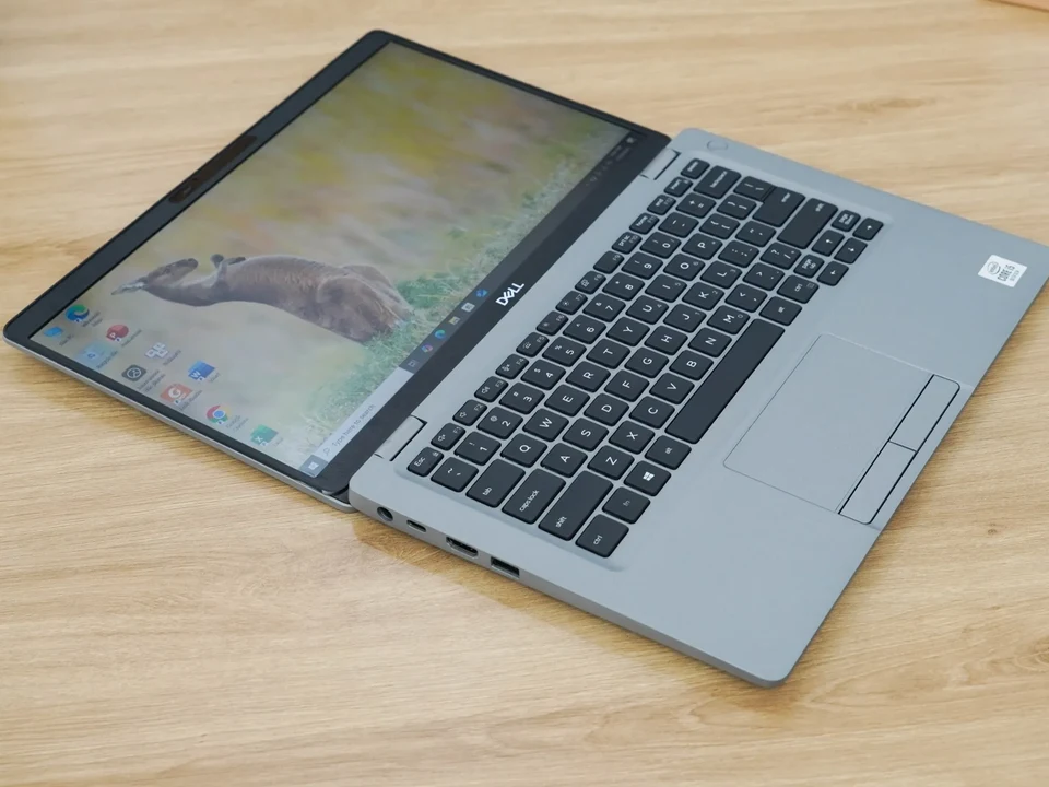 Bản lề mở phẳng 180 độ của Dell Latitude 5310