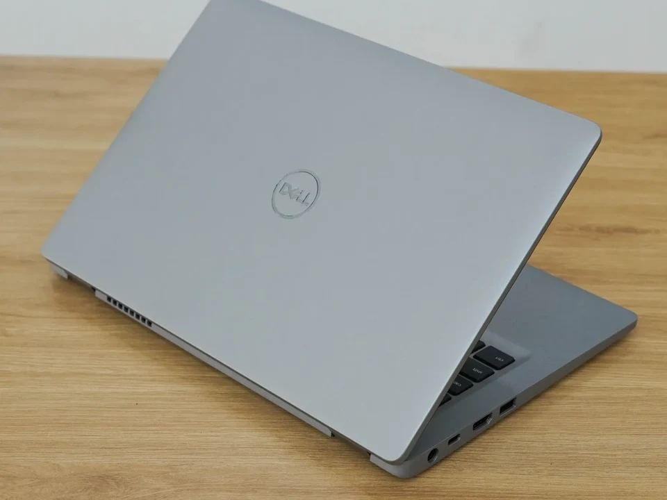 Mặt lưng hợp kim màu xám bạc Titan Gray trên Dell Latitude 5310