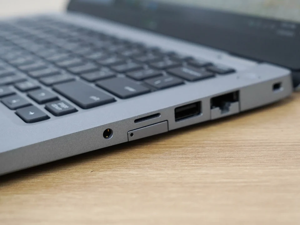 Cổng kết nối cạnh phải của Dell Latitude 5310