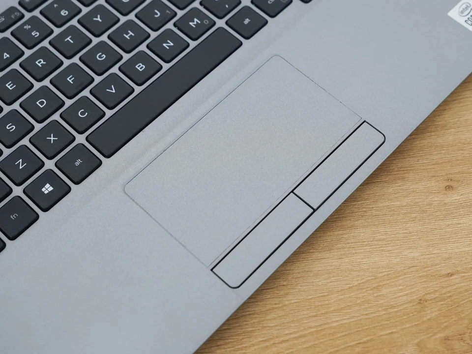 Touchpad kèm 2 nút bấm chuột vật lý trên Dell Latitude 5310